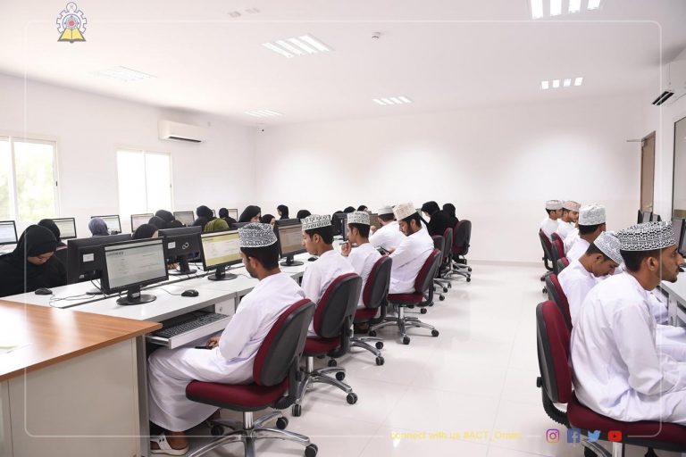 بر الوالدين والتوفيق الكلية التقنية بالمصنعة تستقبل طلبتها الجدد للعام الأكاديمي 2019-2020م