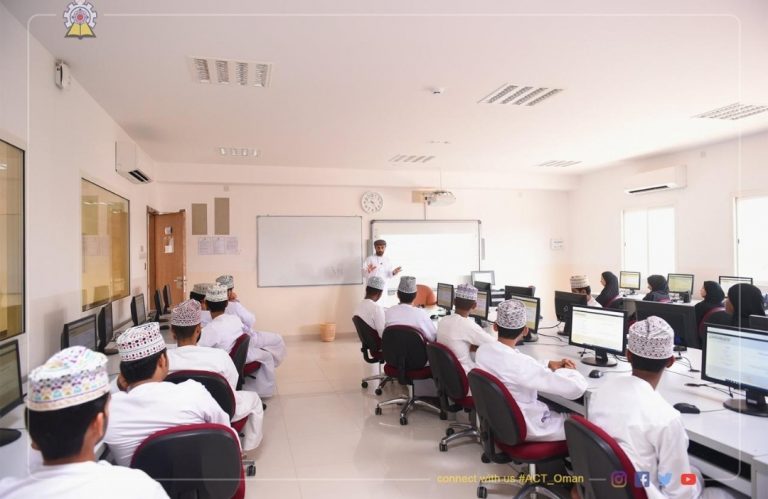 بر الوالدين والتوفيق الكلية التقنية بالمصنعة تستقبل طلبتها الجدد للعام الأكاديمي 2019-2020م